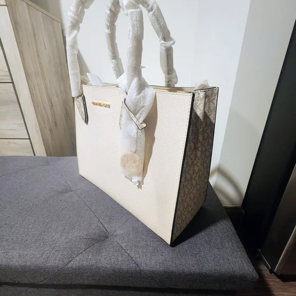 Michael Kors Beige Leather Tote with Gold Logo - Picture 4 of 5